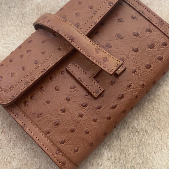 Elegant Brown Crossbody Bag - Picture 3 of 5